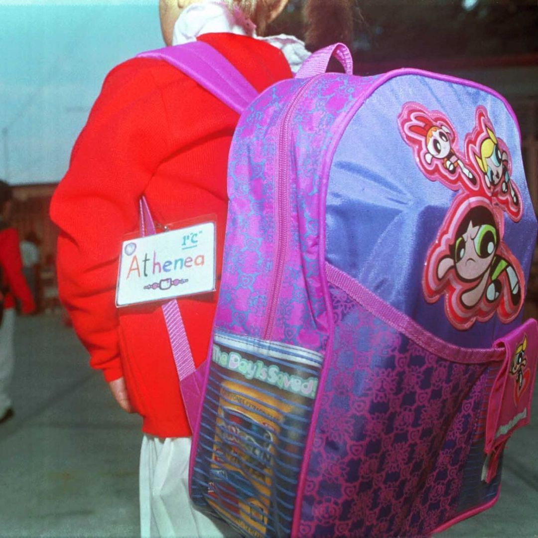 Una niña carga una mochila escolar. Foto: Cuartoscuro